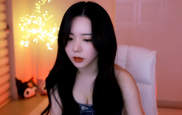 史莱姆钻进胡桃的肚子变大