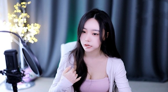 已满十八岁从此进入戴好耳机的