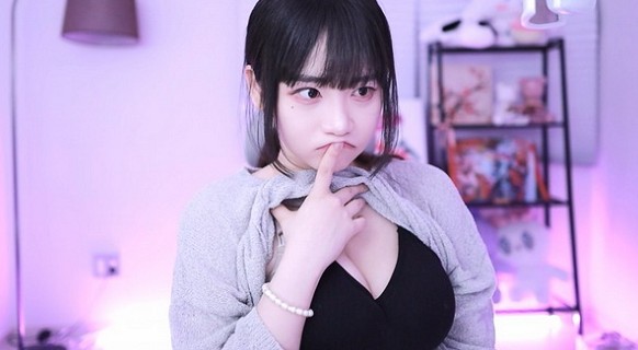 双手攀上两团高峰视频