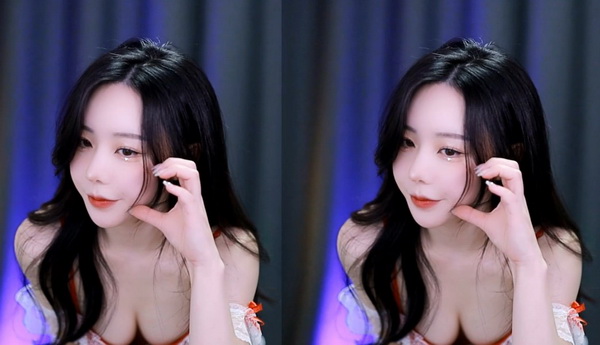 紫黑色蘑菇头顶开花缝