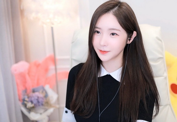 发现自己是女配1v4的小说