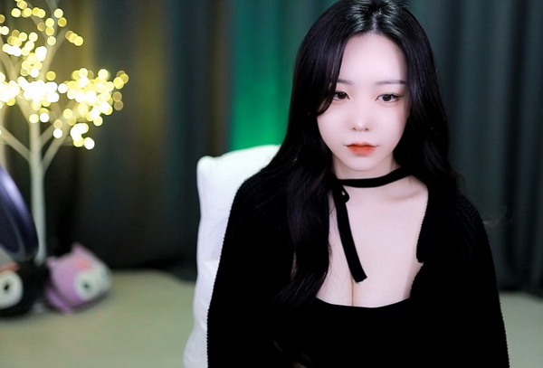 男人和女人一起对愁愁的说话
