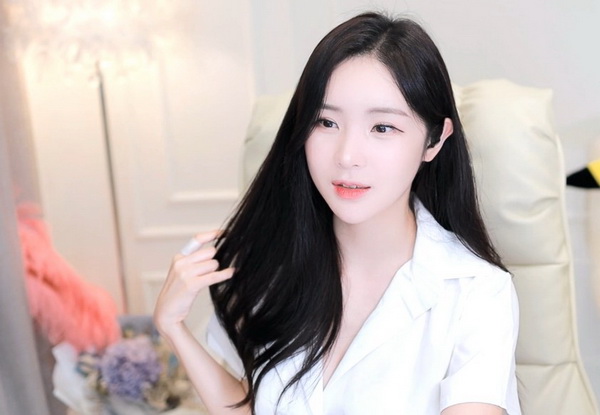 坐在老师的大紫根上背单词怎么读