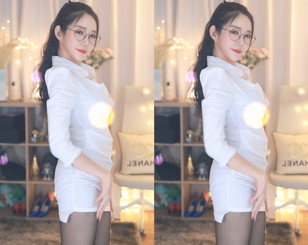 游泳馆里的两个教练孟月月