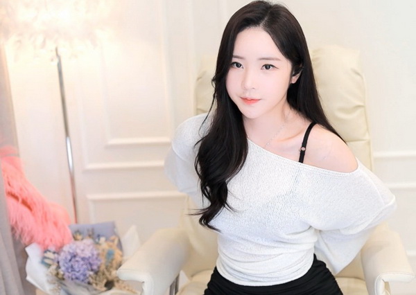 我和闺蜜在kTv被八人伦