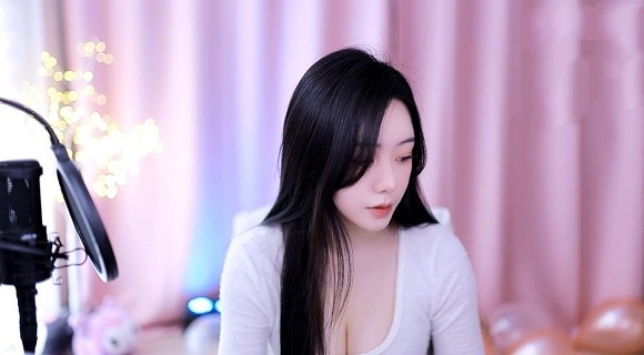 在厨房拨开内裤进入在线视频